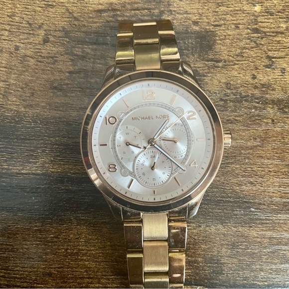 Michael Kors Runway MK6589 100mm Watch - Picture 4 of 7